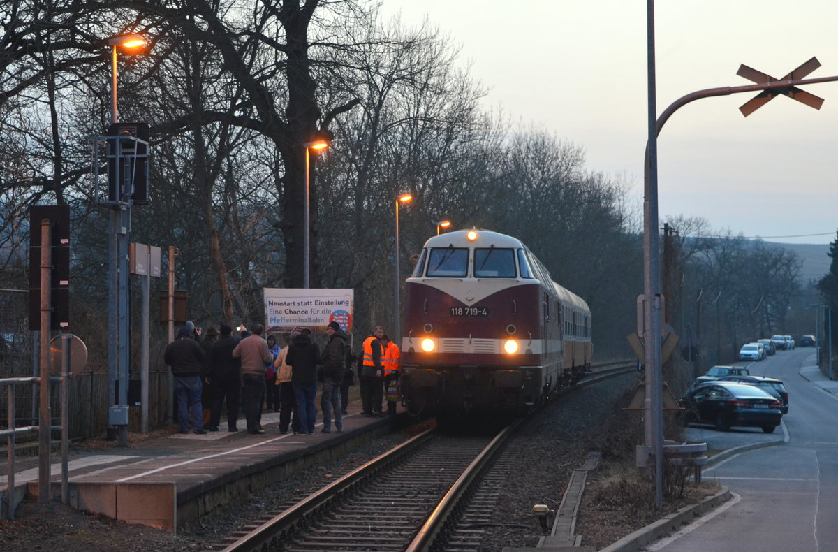 Der Lückenfüller auf letzter Fahrt auf der Pfefferminzbahn ,EBS - Erfurter Bahnservice Gesellschaft mbH 118 719-4 (228 719-1) am Haltepunkt Bad Sulza Nord 02.03.2018 