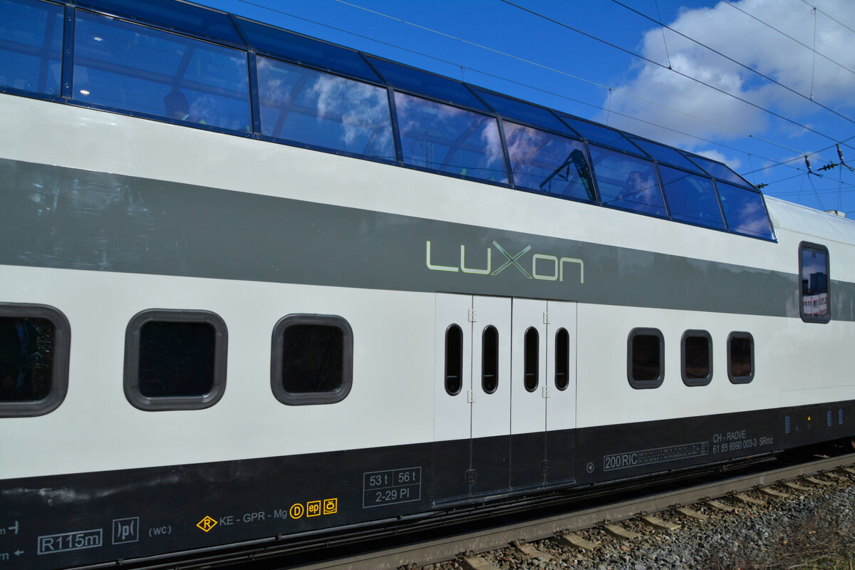 Der LUXON-Panoramawagen CH-RADVE 61 85 8990 003-3 SRmz bei einer seltenen Rundfahrt quer durch Bayern von München über Augsburg, Würzburg nach Aschaffenburg u.z. Wie die RIC-Anschriften verraten ist der Luxon 200 km/h schnell, trajektiertbar und europaweit zugelassen, womit er in allen Ländern Europas auf Normalspur (1435 mm) eingesetzt werden kann. Die Aufnahme entstand nahe des Würzburger Hauptbahnhofs.