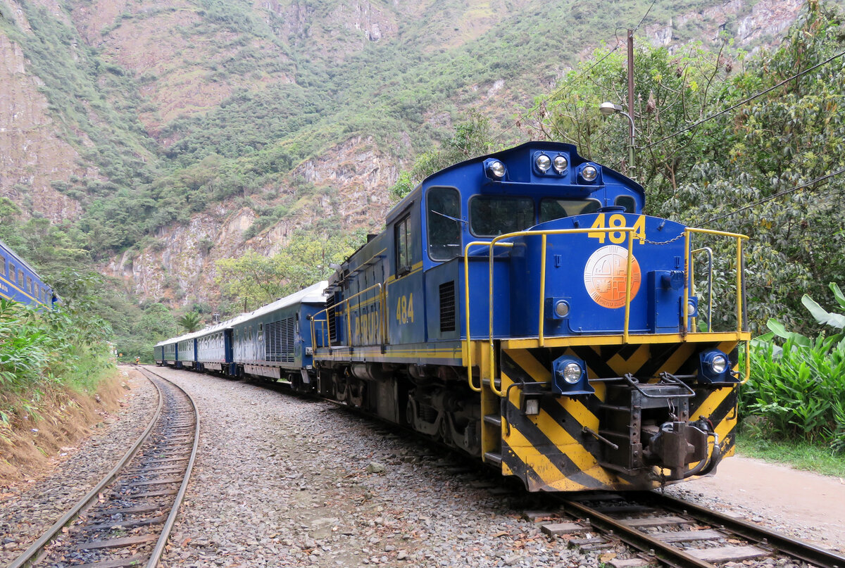 Der Luxuszug 'Hiram Bingham' wartet in Puente Ruinas tags�ber auf die R�ckfahrt in Richtung Cusco. Aguas Calientes, 15.7.2015