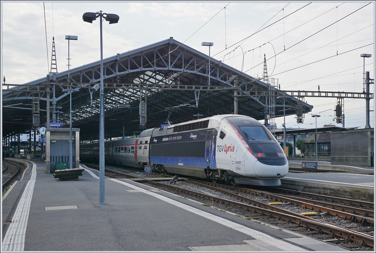 Der Lyria TGV 4405 mit den Triebköpfen 93 87 0384 00-1 F-SNCF und 9387 0384 101-9 SNCF (Alstom 2006), welche mit Disney Werbung versehen sind, wird in Lausanne bereit gestellt. 22. Juli 2018
