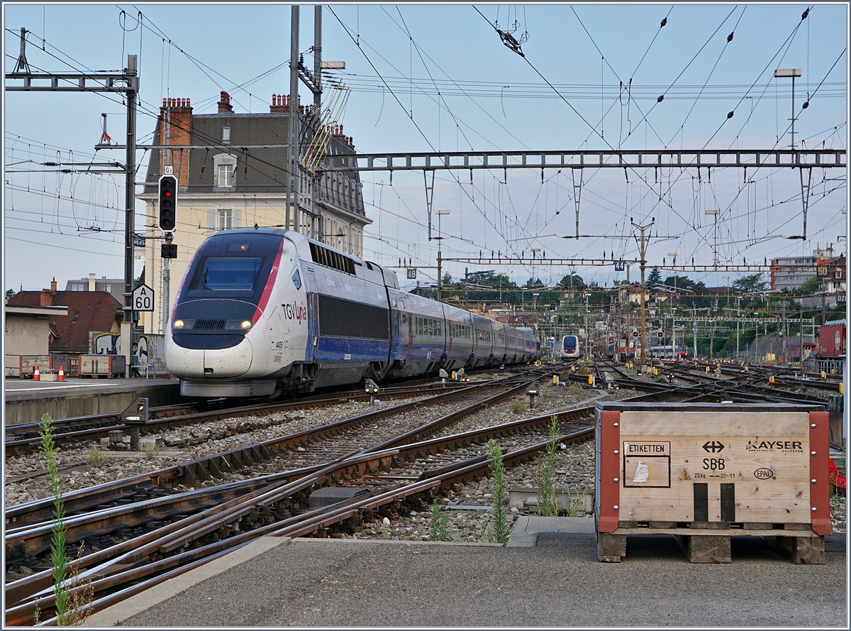 Der Lyria TGV 4405 mit den Triebköpfen 93 87 0384 00-1 F-SNCF und 9387 0384 101-9 SNCF (Alstom 2006), welche mit Disney Werbung versehen sind, wird in Lausanne bereit gestellt. 
22. Juli 2018