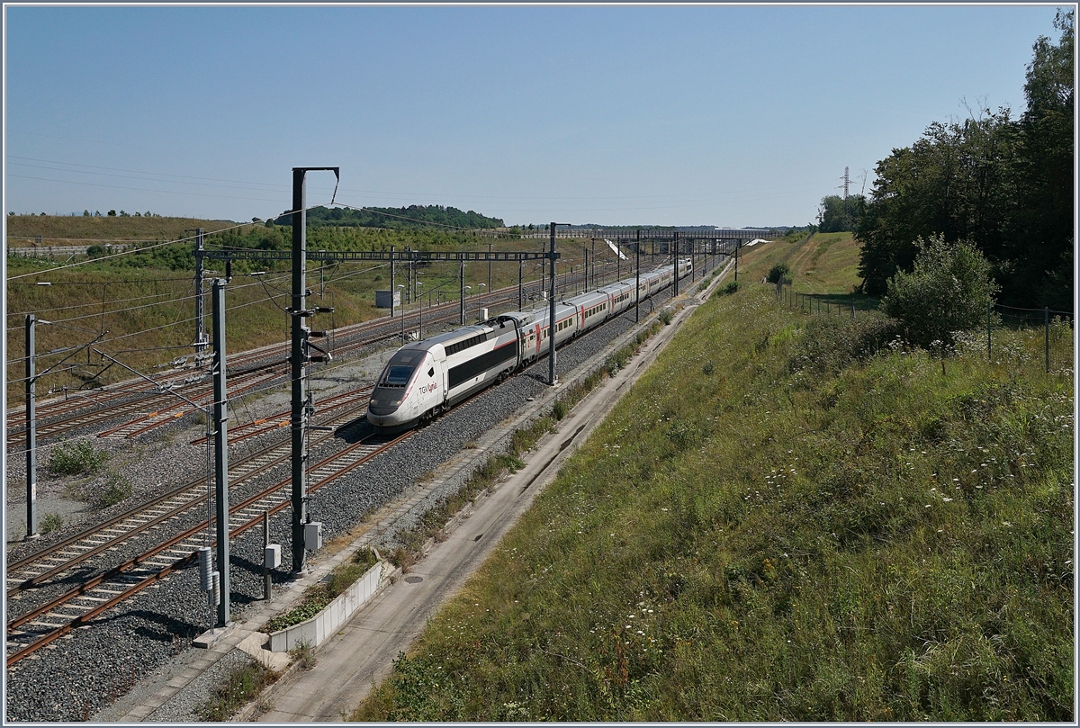 Der Lyria TGV 4411 ist als TGV 9210 von Zürich nach Paris Gare de Lyon unterwegs fährt mit hoher Geschwindigkeit auf einem Bahnsteiglosen Gleis durch den Bahnhof Belfort Montbéliard TGV. 

23. Juli 2019