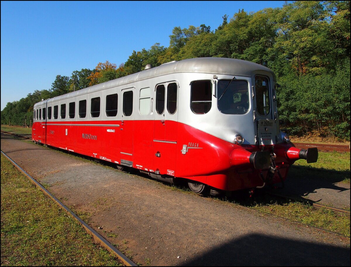 Der M 260.001 (BR825) war ein Motor-Triebwagen für den Schnellverkehr der Tschechoslowakischen Staatsbahn ČSD. Wegen seines eleganten Äußeren erhielt das Fahrzeug den Beinamen Stříbrný šíp (deutsch: Silberner Pfeil).Baujahre 1938 in CKD.130Km/st. Museum Lužná u Rakovníka am 10.10.2021.