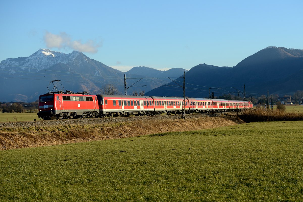 Der M 79032, gebildet aus der DB Regio Ersatzgarnitur, wurde dann noch bei Weisham abgewartet. Es führt 111 051 (30. Dezember 2013).