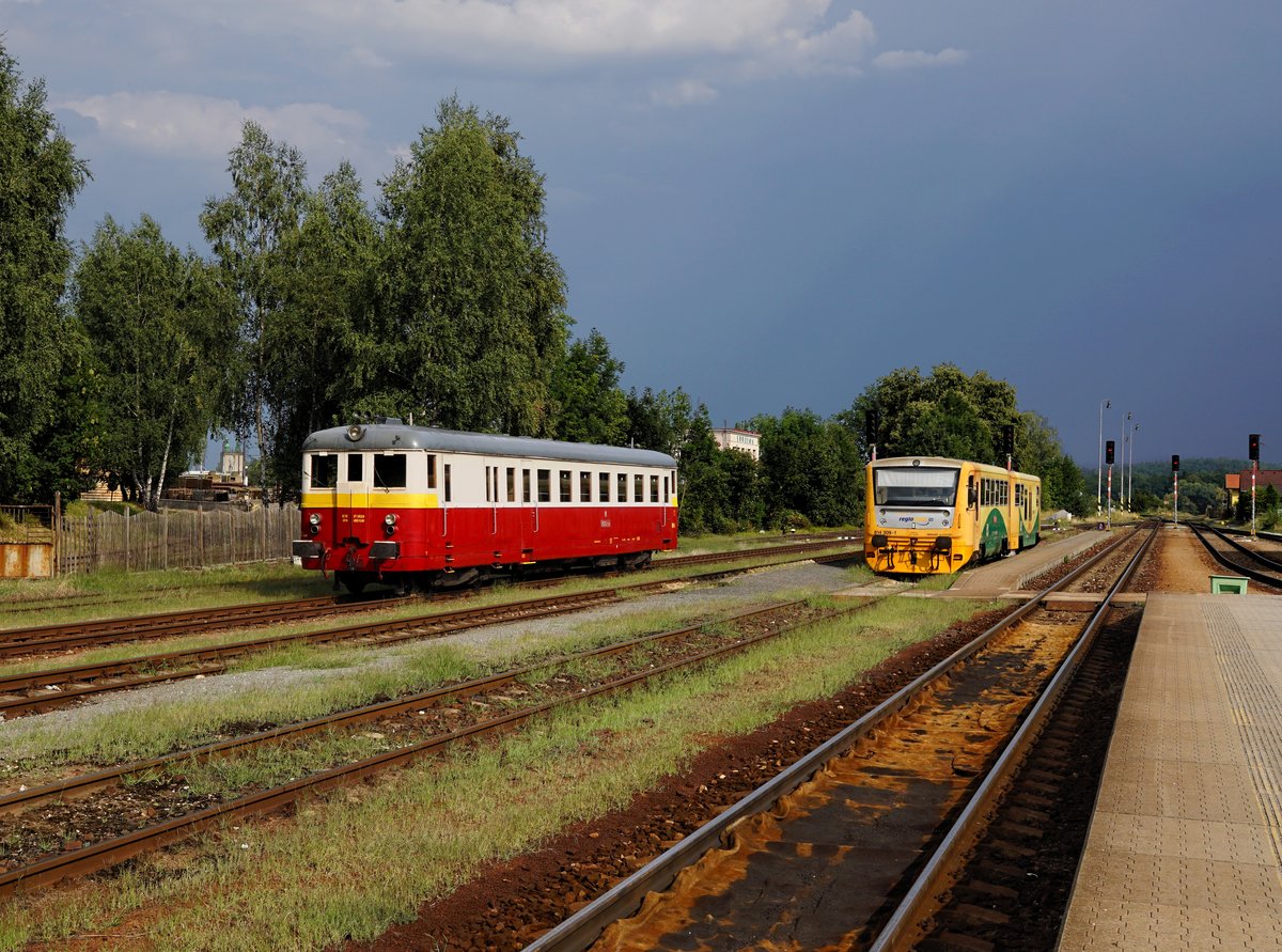 Der M262 1212 und der 814 309 am 04.08.2018 abgestellt in Březnice.