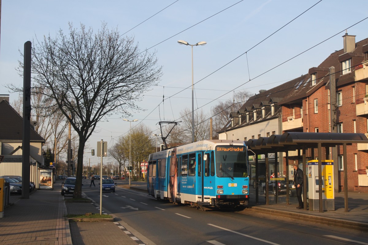 Der M6D mit der Nummer 289 erreicht am 10.04.2015 die Haltestelle Nordstraße auf der Fahrt als Linie 104 zum Hauptfriedhof.