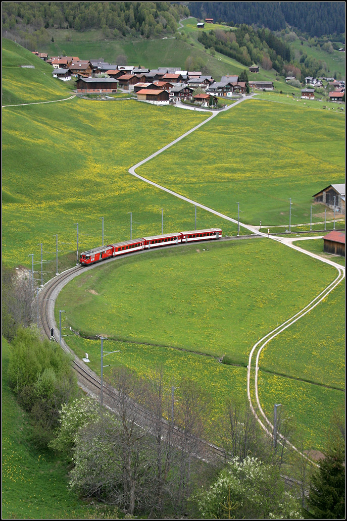 Der Mai im Vorderrheintal -

Regionalzug Disentis - Andermatt bei Segnas (im Hintergrund). 

16.05.2008 (M)