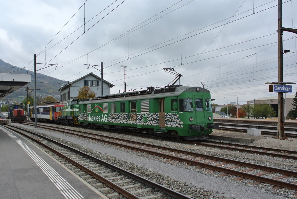 Der Makies BDe 576 057-4 berfhrte am 23.10.2015 die Em 3/3 Nr. 2 von Gettnau Richtung Balsthal zur Revision. In Oensingen gab es einen Traktionswechsel, und der OeBB RBe 206 (hinten im Bild) bernahm die Em 3/3 fr den letzten Abschnitt Oensignen-Balsthal. 