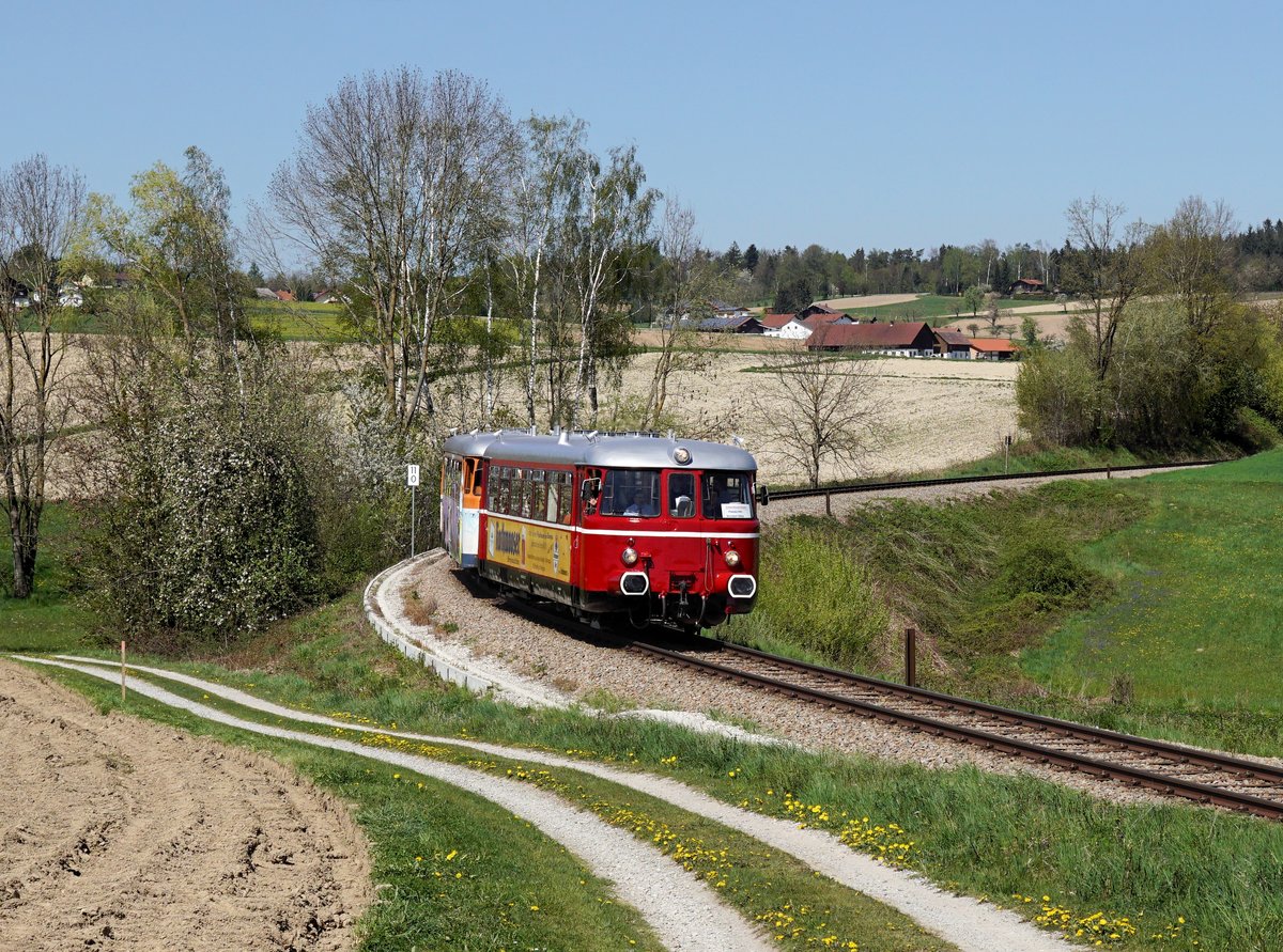 Der MAN VT 26 als RB nach Mühldorf am 20.04.2019 unterwegs bei Neukirchen a.Inn.