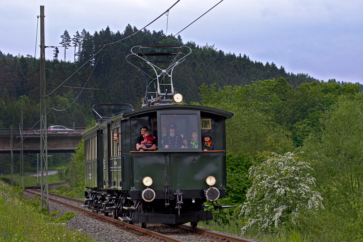 Der MAN/AEG Triebwagen T2,Fabriknummer 369 aus dem Jahre 1898 fährt mit dem Museumszug der Trossinger Eisenbahn von Trossingen Stadt nach Trossingen Staatsbahnhof.Bild vom 25.5.2015