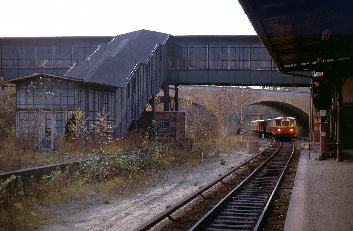 Der  marode Charme  der Westberliner S-Bahn hatte etwas Faszinierendes.
Berlin-Gesundbrunnen, Oktober 1988.