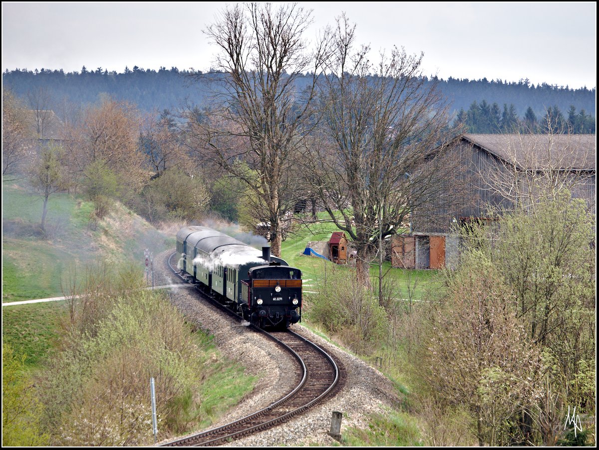 Der Martinsberger Lokalbahnverein veranstaltet am 15.04.2017 eine Sonderfahrt zwischen Zwettl und dem jetzigen Steckenende Waldhausen. Zu sehen ist der Zug bei Obernonndorf in Fahrtrichtung Zwettl.