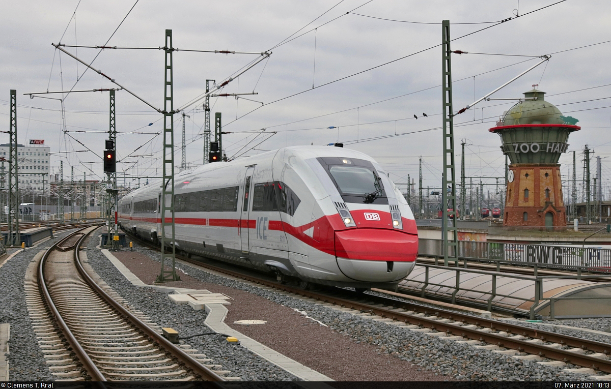Der Masken-ICE alias 812 213-3 (Tz 9213) erreicht Halle(Saale)Hbf auf Gleis 6.
Aufgenommen am Ende des Bahnsteigs 4/5.

🧰 DB Fernverkehr
🚝 ICE 934 (Linie 15) Berlin Gesundbrunnen–Frankfurt(Main)Hbf
🕓 7.3.2021 | 10:13 Uhr