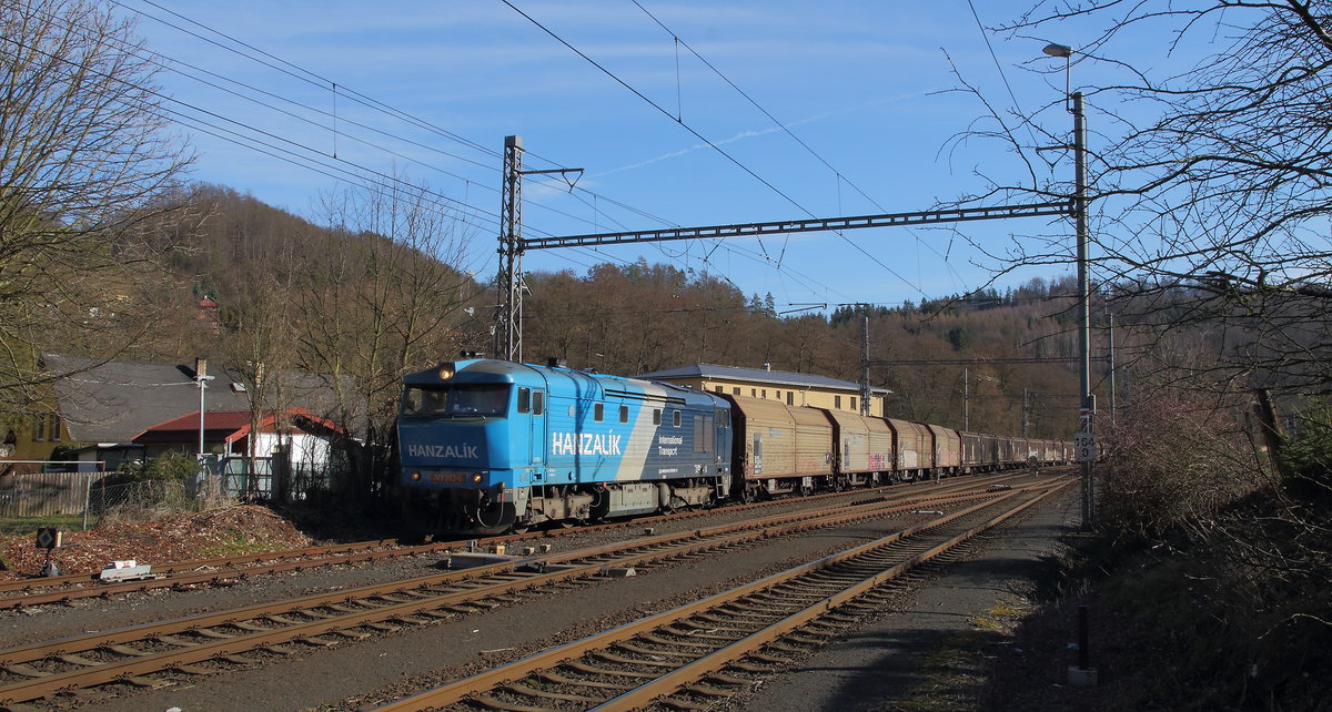 Der  Mattoni  Zug wartet auf Einfahrt in den Bahnhof Vojkovice von dem Anschlussgleis her kommend. Aufgenommen wurde der Zug mit der Hanzalik Lok 749 263 am 02.03.2020 