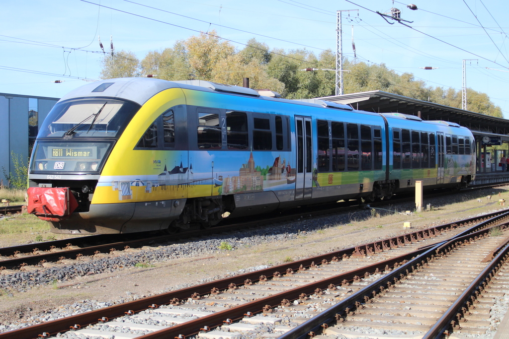 Der im Mecklenburg-Vorpommern Design gestaltete 642 543-2 als RB 13118  von Tessin nach Wismar bei der Einfahrt im Rostocker Hbf.09.10.2022