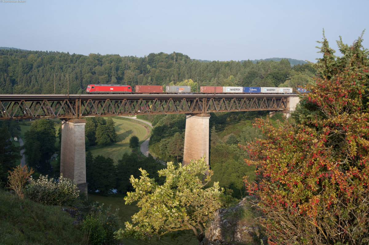 Der MEG Containerzug nach Regensburg bei Beratzhausen gezogen von einer Br 156, 29.08.2017