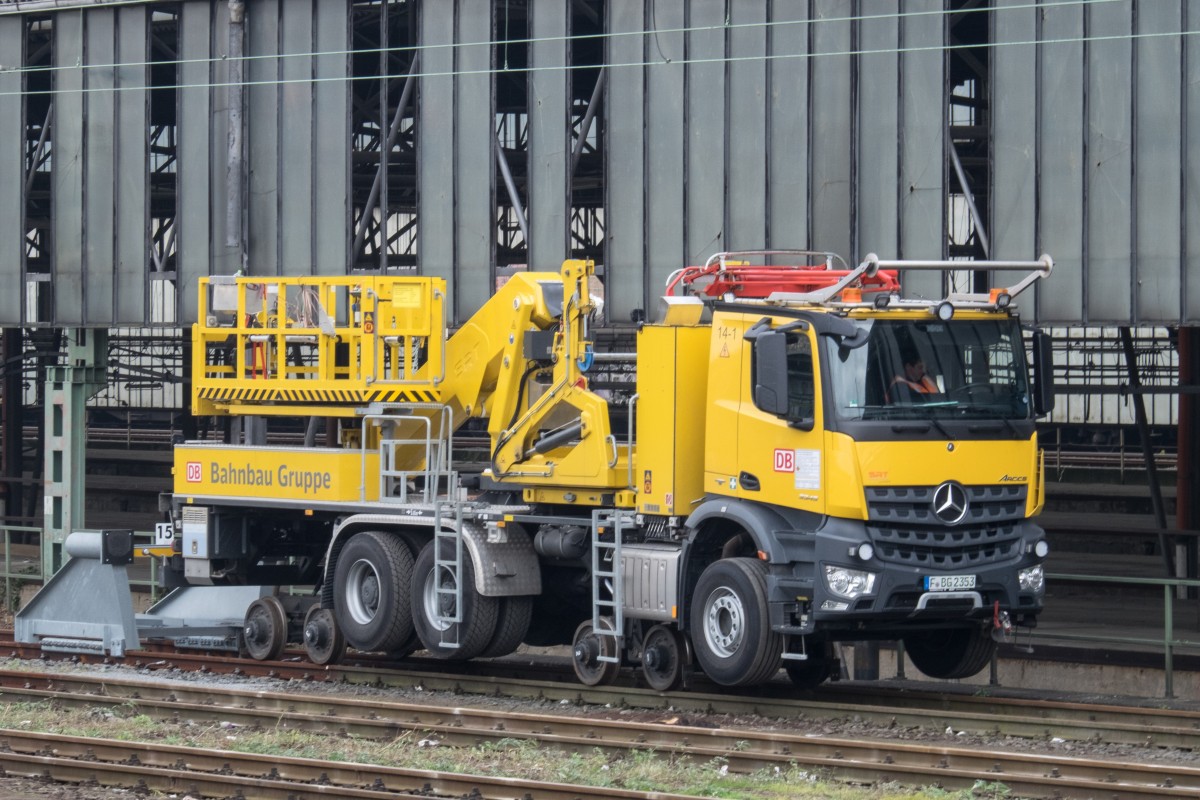 Der Mercedes-Benz Arocs Grounder 3345 6x4 ist für den Einsatz auf Schienen mit zwei absenkbaren Fahrgestellen mit hydrostatischem Schienenantrieb versehen. Das Fahrzeug ist als selbstfahrende Arbeitsmaschine (sfAM) deklariert und vom Eisenbahn-Bundesamt zertifiziert. Als Zweiwegefahrzeug wurde es von den zur ZARGO Group gehörenden Unternehmen ZWEIWEG International und Schörling Rail Tech GmbH entwickelt und aufgebaut. 
Der Arocs kommt insbesondere bei der Instandhaltung und Wartung der Oberleitung zum Einsatz. Dafür ist er neben dem hydrostatischen Schienenantrieb mit einer L-förmigen Hubarbeitsbühne ausgerüstet. Die L-Form ermöglicht es, um den Oberleitungsmast herum zu arbeiten. Darüber hinaus lässt sich die gesamte Hubvorrichtung mit dem dreiteiligen Teleskoparm sehr eng zusammenlegen und sicher auf dem Fahrgestell unterbringen. Zum Tausch von Fahrdraht kann das Fahrzeug eine Kabeltrommel aufnehmen. Die exakte Lage des verlegten Fahrdrahts lässt sich mittels hinter dem Fahrerhaus montierten Messpantographen prüfen. (Wanne-Eickel Hbf 28.10.2015)