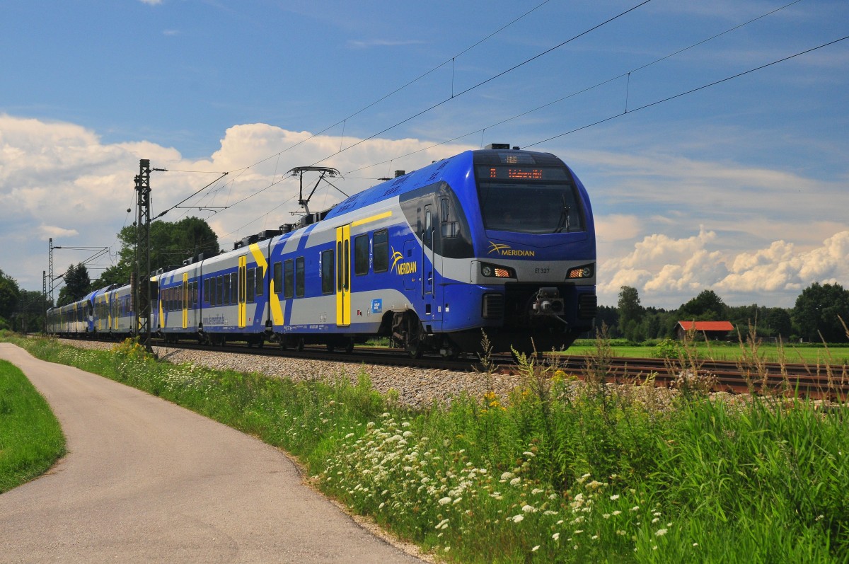Der Meridian ET 322 München- Salzburg kurz vor dem Halt in Übersee am Chiemsee am 02.08.14