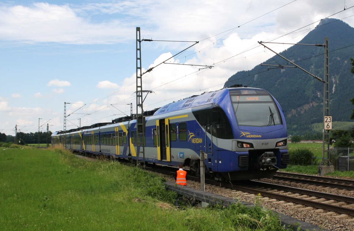 Der Meridian ET 327(430 027-1) von München nach Kufstein(M79073) musste ebenfalls am Nachmittag des 24.6.2014 ein Zwangsstop am BÜ in Niederaudorf einlegen. Durch das Stellwerkproblem in Tirol war auch der BÜ für eine gute dreiviertel Stunde blockiert. Auch hier musst der Triebfahrzeugführer per Hand den BÜ sichern.