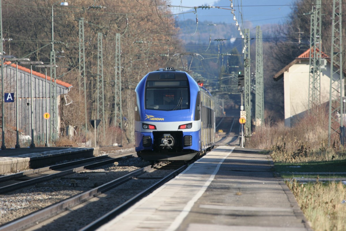 Der Meridian von Stadler FLIRT bei einer Testfahrt von München nach Salzburg am 08.12.2013 bei Übersee