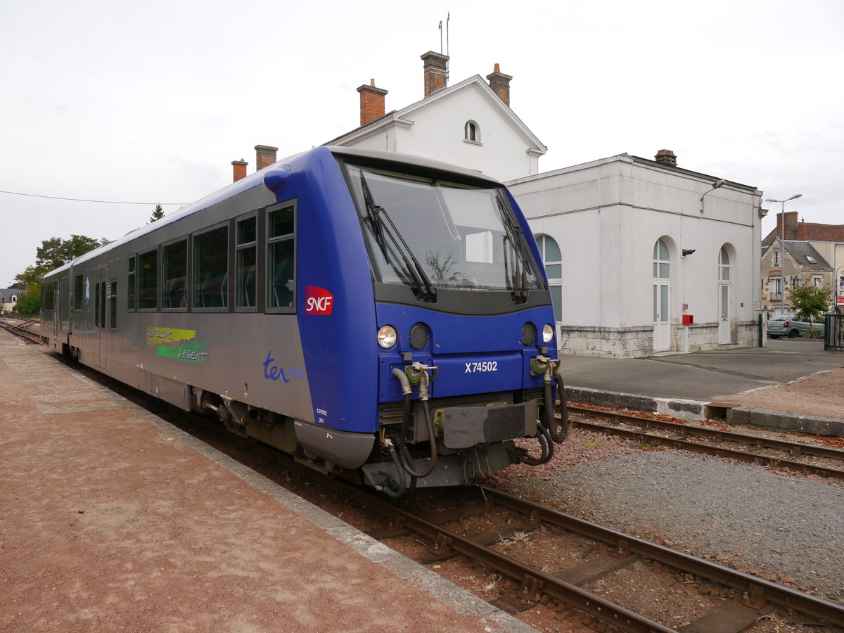 Der Meterspur-Dieseltriebzug SNCF-X74502 steht abfahrbereit als TER61255 von Romorantin nach Valençay im Bahnhof Romorantin. Der Bahnhof Romorantin ist der Betriebsmittelpunkt der Meterspurstrecke der Chemin de fer du Blanc-Argent im Zentrum Frankreichs. Hier beginnen und enden die meisten Züge in beide Richtungen. 2014-09-17 Romorantin