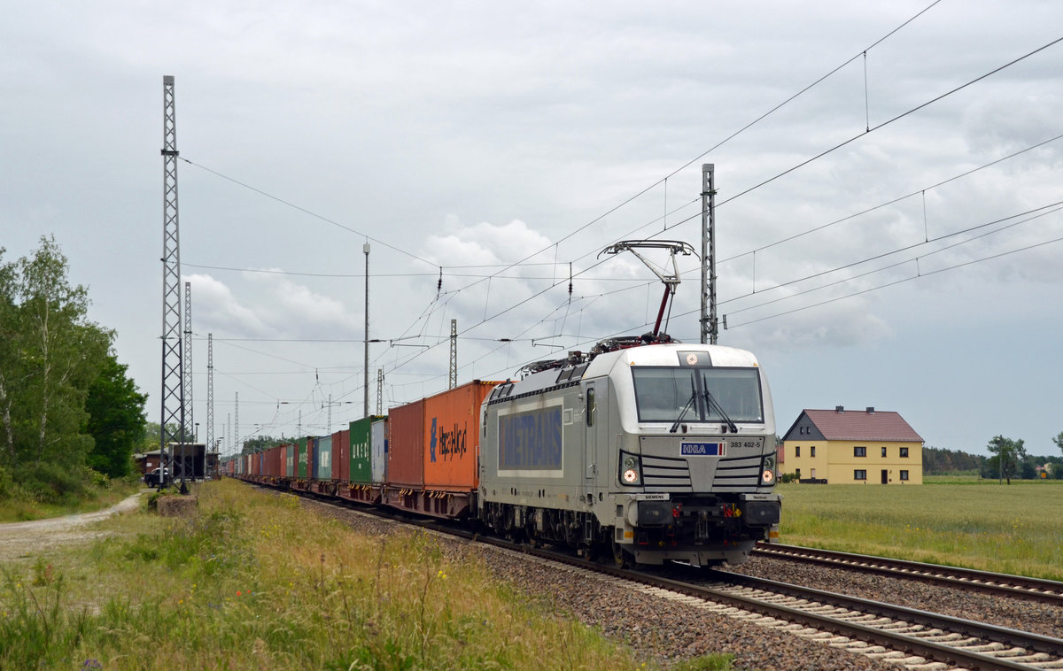 Der Metrans-Vectron 383 402 schleppte am 07.06.20 einen Containerzug durch Saxdorf Richtung Falkenberg(E).