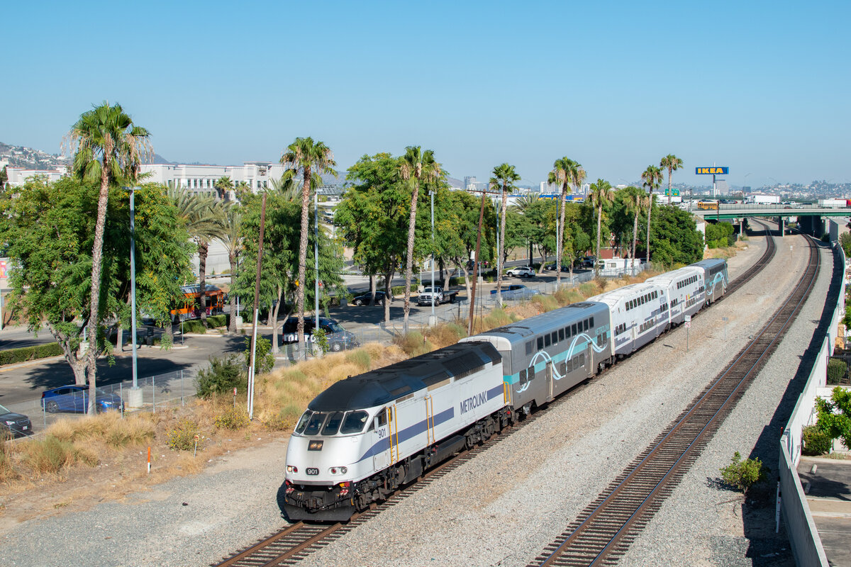 Der Metrolink kurz vor dem Bahnhof Burbank (Süd-östlichen Seite). Es ist ein Stadtteil von Los Angeles, wobei sich die Strecke in Richtung Lancaster und Ventura Downtown Beach teilt. 29.06.2022