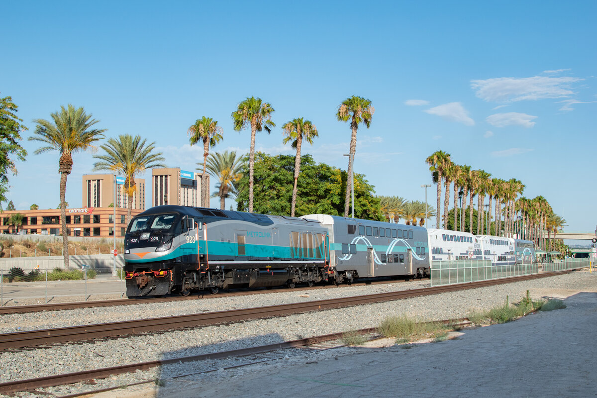 Der Metrolink kurz vor dem Bahnhof Burbank (Süd-östlichen Seite). Es ist ein Stadtteil von Los Angeles, wobei sich die Strecke in Richtung Lancaster und Ventura Downtown Beach teilt. 27.06.2022