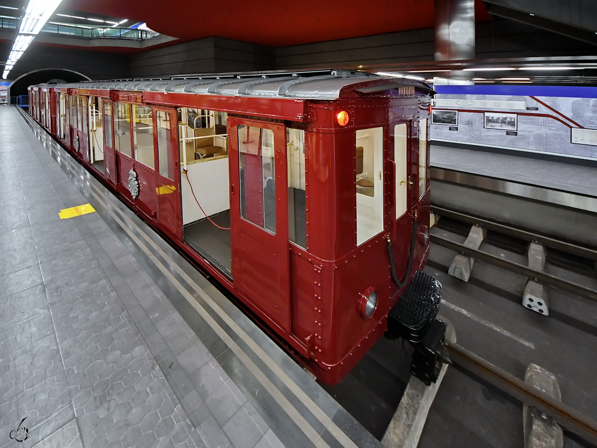 Der Metrozug M-122  Quevedo  wurde 1927 gebaut und ist Teil der Ausstellung historischer Fahrzeuge in Madrid-Chamartin. (November 2022)