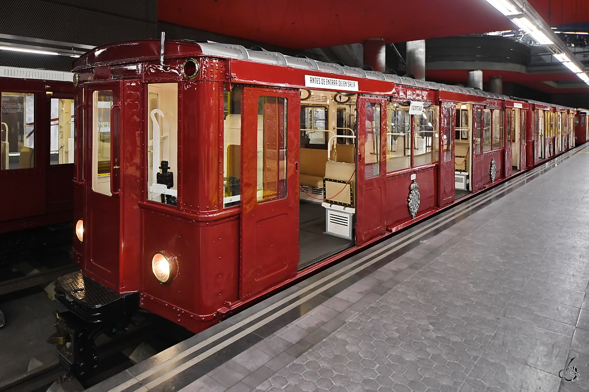 Der Metrozug M-122  Quevedo  wurde 1927 gebaut und ist Teil der Ausstellung historischer Fahrzeuge in Madrid-Chamartin. (November 2022)