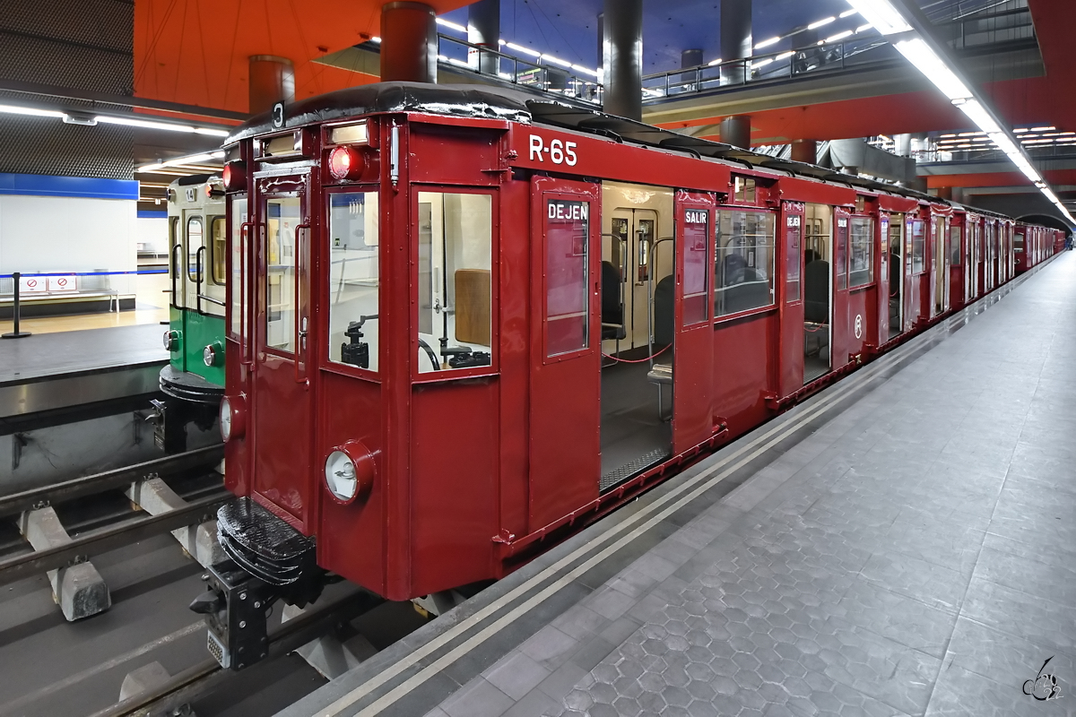 Der Metrozug R-65 wurde 1943 gebaut und ist Teil der Ausstellung im Bahnhof Madrid-Chamartin. (November 2022)