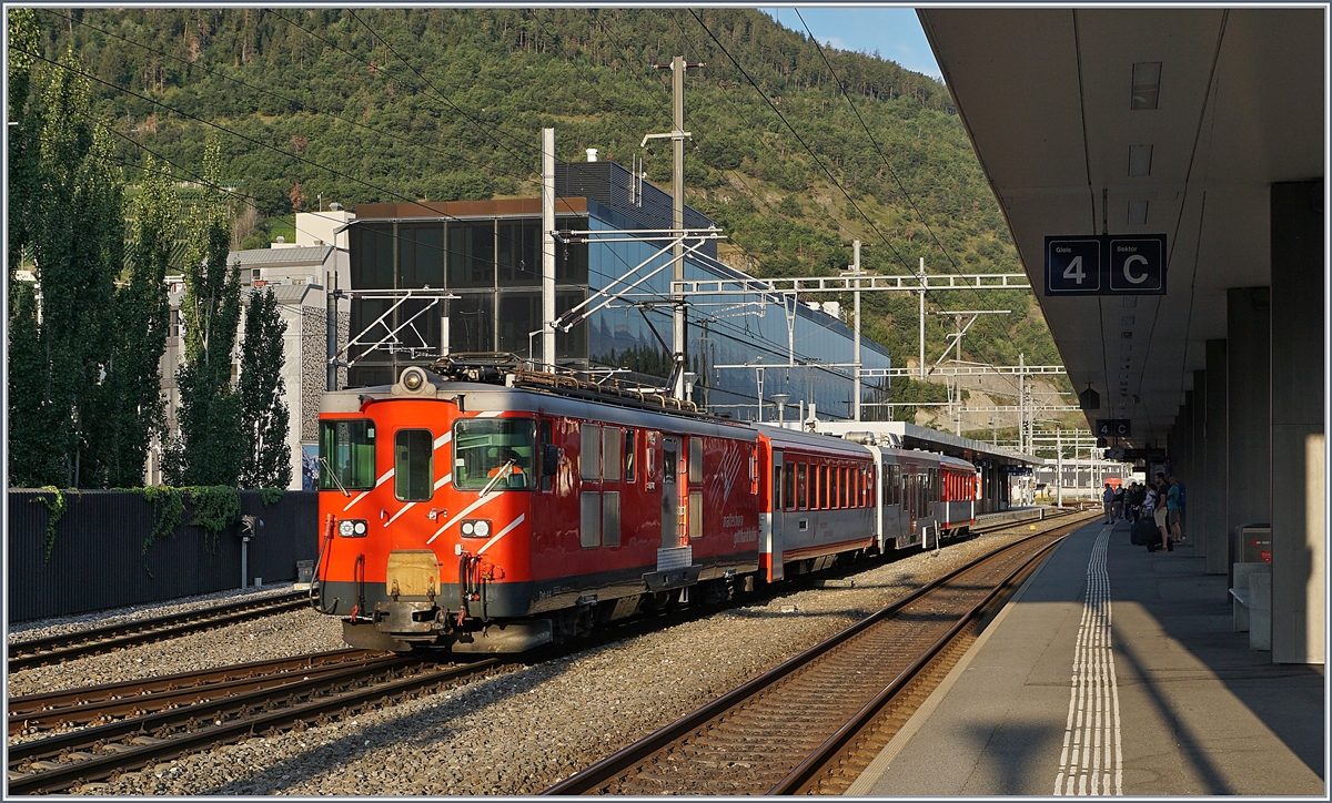 Der MGB Deh 4/4  52  Tujetsch/Sedrun  verlässt mit seinem Regionalzug 218 von Zermatt nach Brig den Bahnhof von Visp. 

31. August 2019