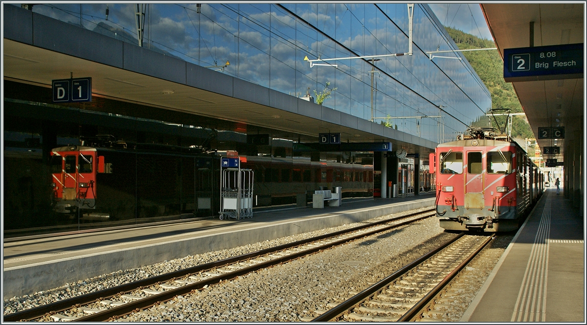 Der MGB Deh 4/4 55 mit dem Zug 526 und sein Spiegelbild in Visp. 
29. Aug. 2013