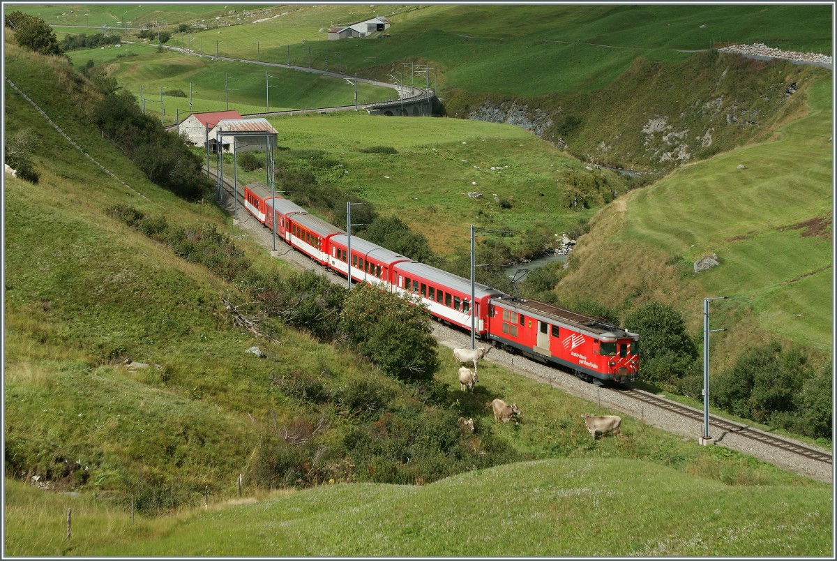 Der MGB Deh 4/4 N 55 mit dem Regionalzug 530 Visp - Gschenen kurz vor Hospental.
29. August 2013 