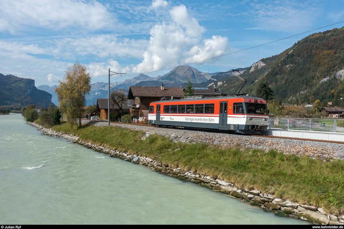 Der MIB Be 4/4 8 erreicht am 29. September 2017 die Haltestelle Aareschlucht West.