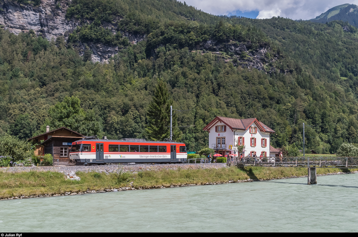 Der MIB Be 4/4 8 (Stadler 1996) hält am 11. August 2016 auf seiner Fahrt von Innertkirchen nach Meiringen an der Haltestelle Aareschlucht West. Der Triebwagen wird in wenigen Monaten durch einen niederflurigen GTW (MVR Serie 7000) ersetzt und dient danach nur noch als Reservefahrzeug.
