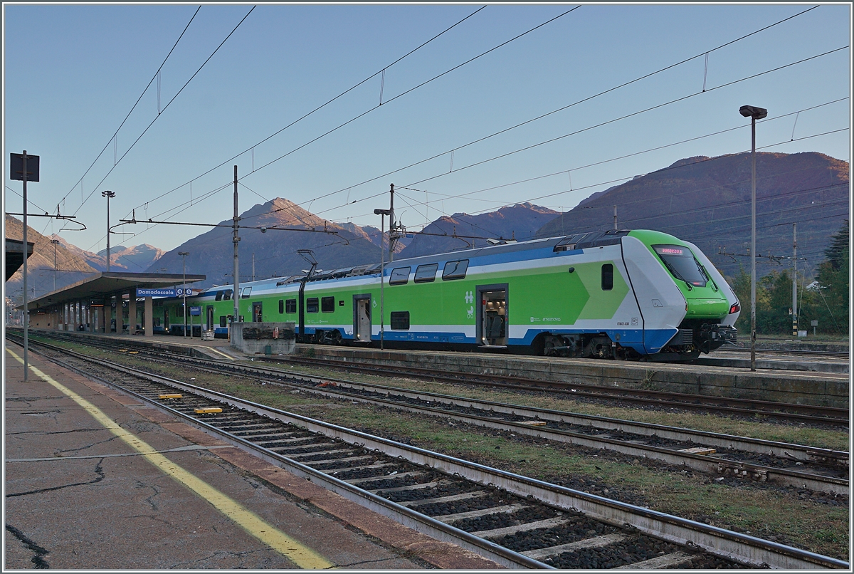 Der von Milano angekommene Trenord ETR 421 030 (94 83 4421 030-7 I-TN) hat sein Ziel Domodossola erreicht.

28. Oktober 2021