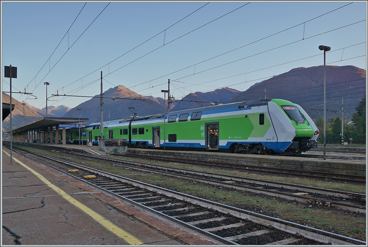 Der von Milano angekommene Trenord ETR 421 030 (94 83 4421 030-7 I-TN) hat sein Ziel Domodossola erreicht.

28. Oktober 2021