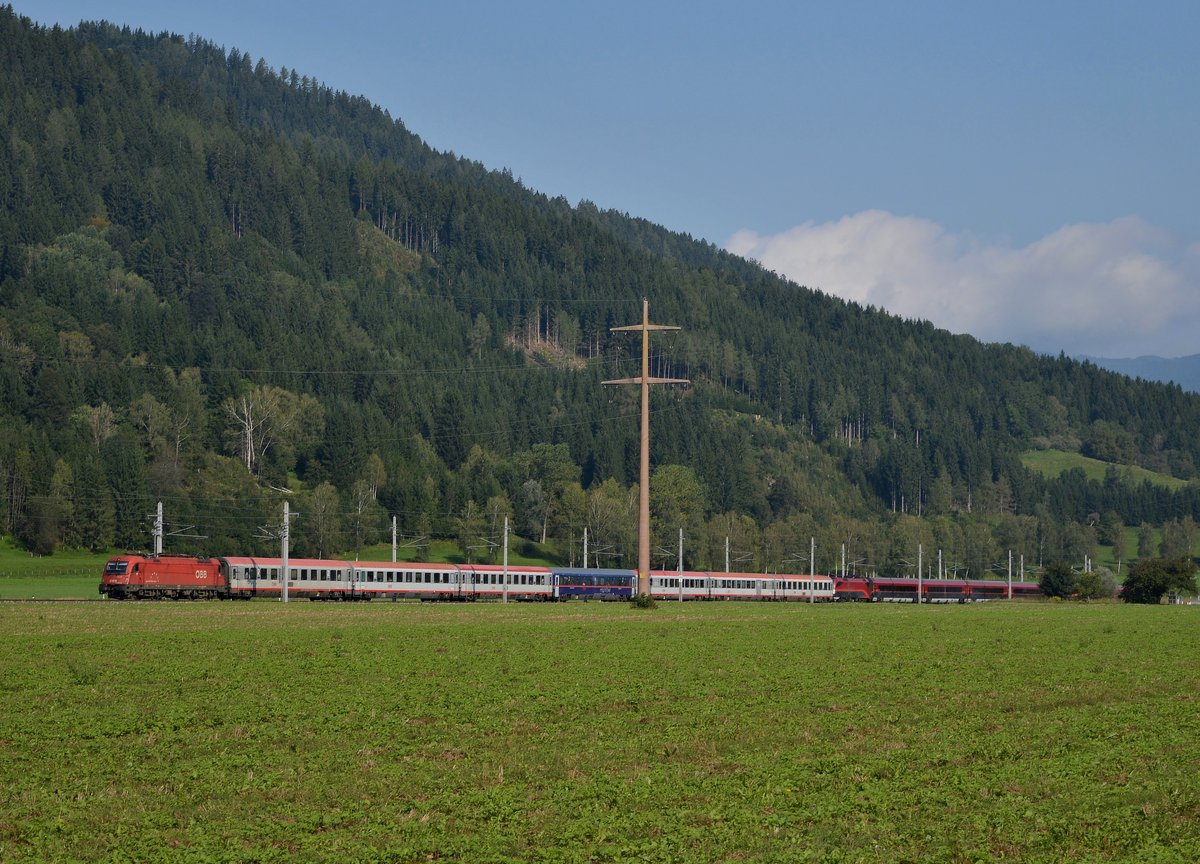 Der mit der 1216 023 bespannte EC 31 war am 09.09.2017
kurz vor Micheldorf in Kärnten zu sehen!