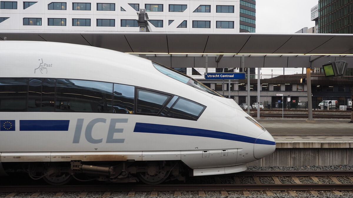 Der mit +25min verspätete ICE International ICE 128 (406 001  Europa / Europe  / Tz 4601; HU-Datum  25.01.22  AW Oppum) fährt aus dem Hauptbahnhof Utrecht (Utrecht Centraal) seinem Ziel Amsterdam entgegen.

Utrecht, der 04.02.2022