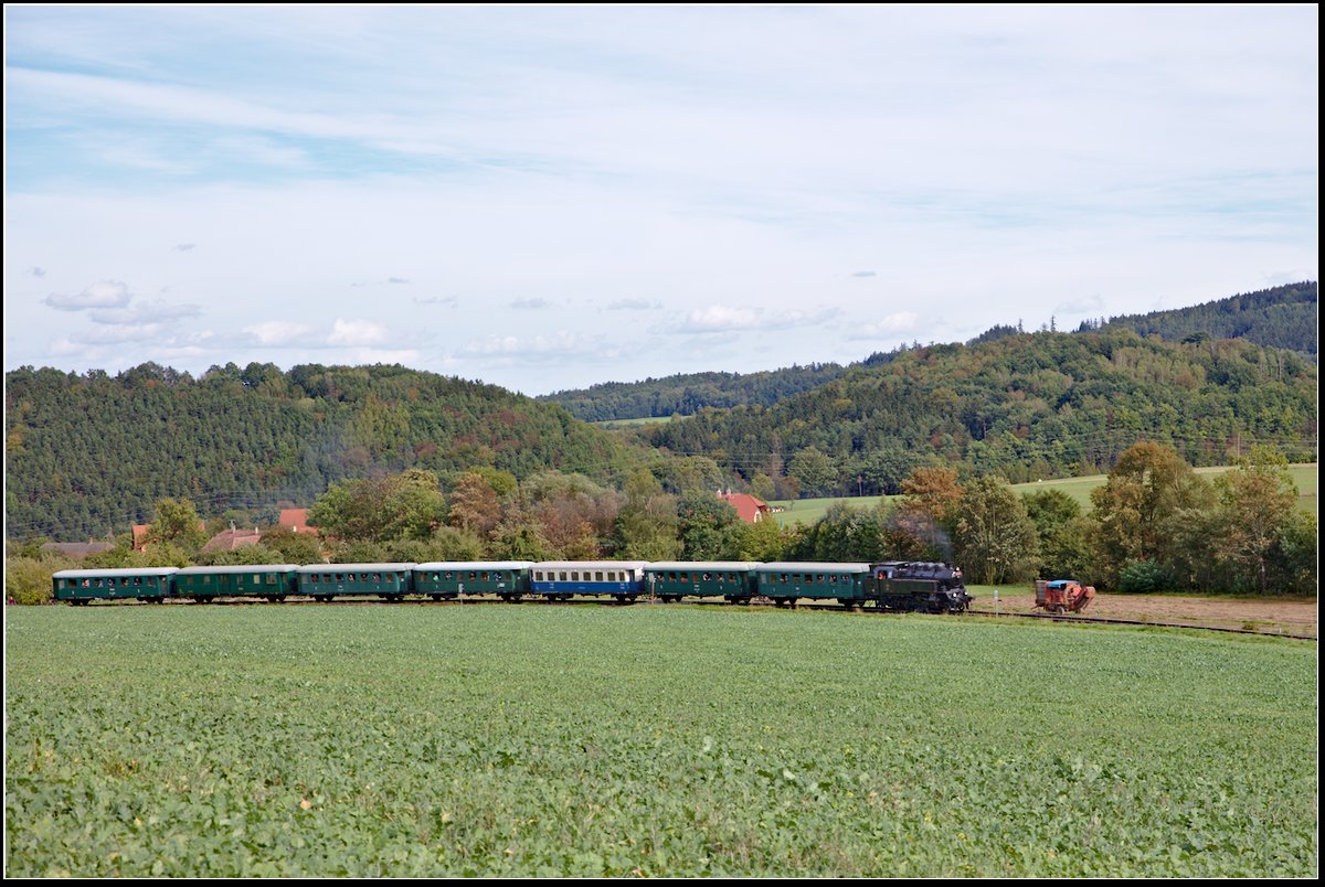 Der mit der 433.01 bespannte Sonderzug auf der Fahrt nach Český Krumlov. Entstanden ist die Aufnahme nahe Plesovice. (22.09.2018)