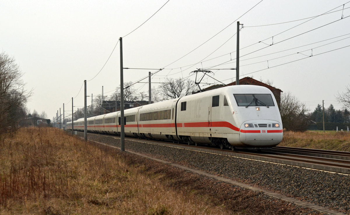 Der mit einem Triebzug der Reihe 401 verkehrende ICE 800 fuhr am 17.02.18 durch Brehna Richtung Bitterfeld.