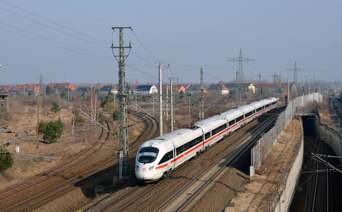 Der mit einem Triebzug der Reihe 411 verkehrende ICE 1634 passiert auf dem Weg Richtung Halle(S) am 25.03.18 Bitterfeld.