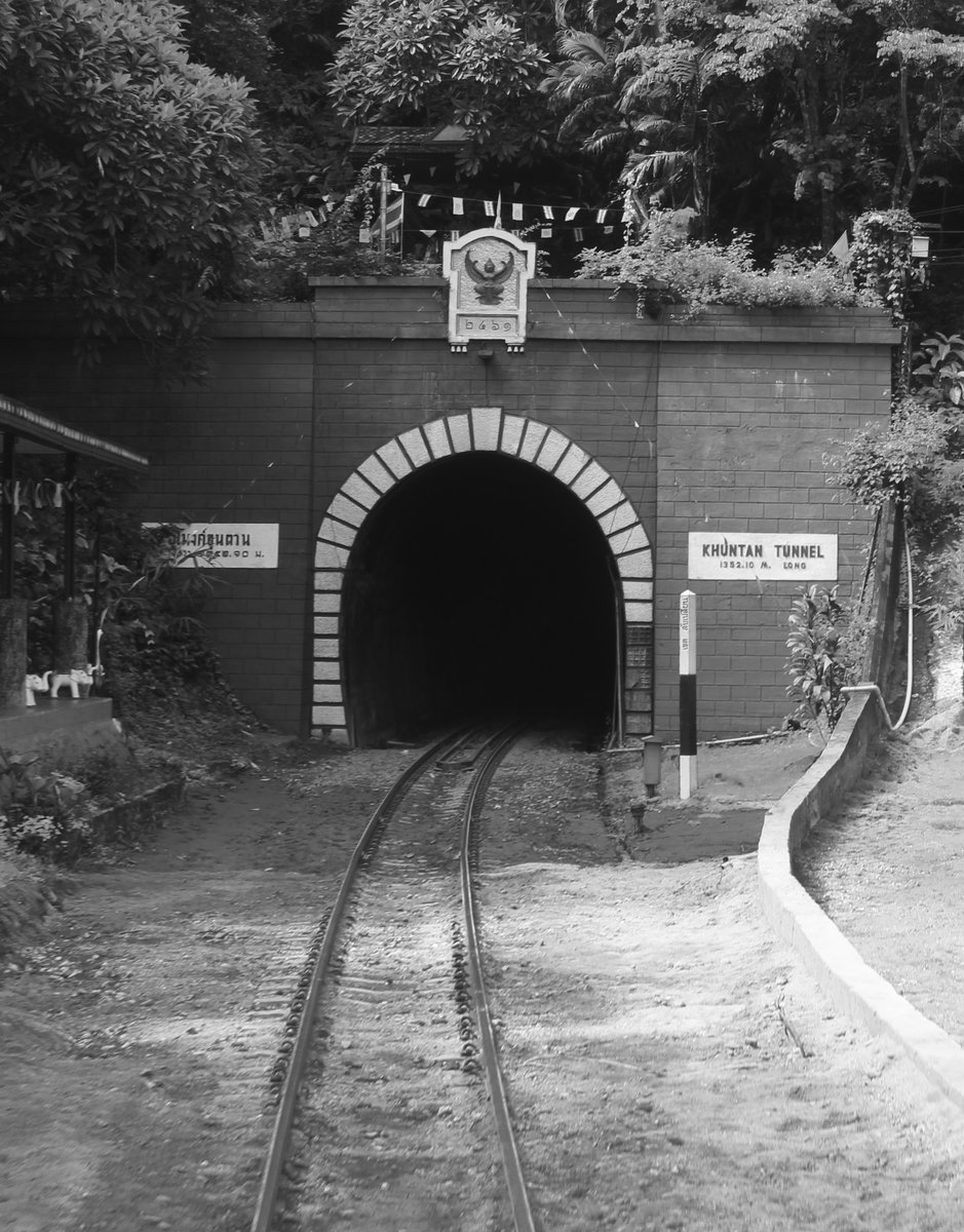 Der mit genau 1352.10 Meter langer Khuntan Tunnel, wird in Krze von einem Expresszug durchfahren. Es ist der lngster Eisenbahntunnel Thailands. Das Bild zeigt den Nordportal des Khuntan Tunnels, kurz nach dem gleichnamigem Bahnhof Khuntan. Montag, 31. Juli 2017