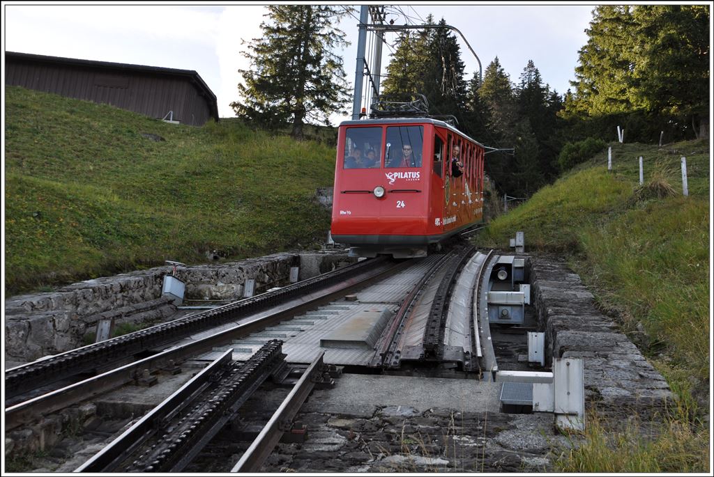 Der mit gesenkten Stromabnehmern talwärts fahrende Wagen 24 befährt die bergseitige Schiebebühne in Ämsigen. (02.11.2014)