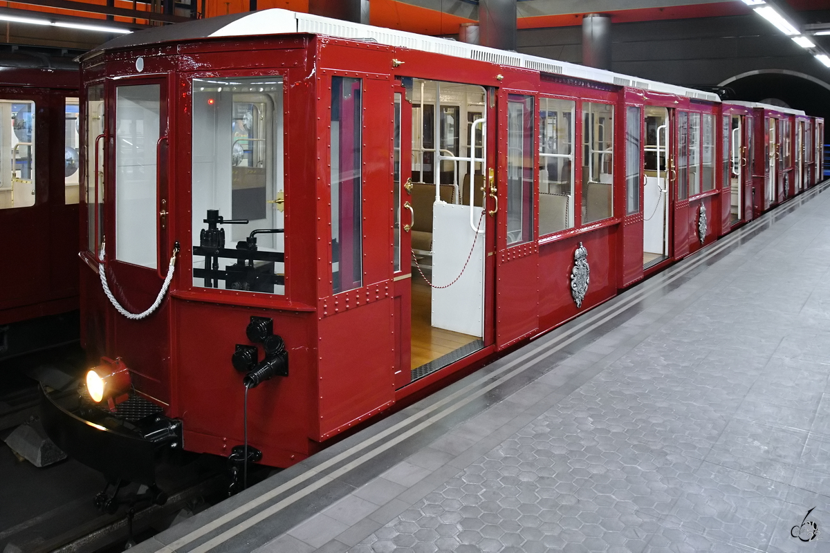 Der mit königlichen Emblemen verzierte Metrozug R-103  Ventas  stammte aus dem Jahr 1924.(Madrid-Chamartin, November 2022)
