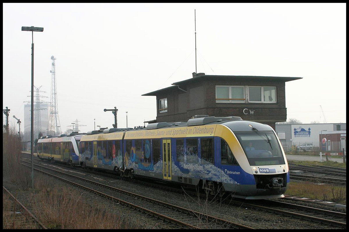 Der mit einer Werbelackierung verzierte NWB VT 525 fährt hier am 24.2.2007 um 10.07 Uhr in Cloppenburg nach Osnabrück ab.
