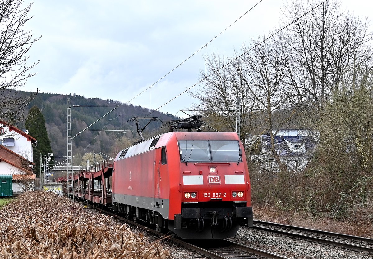 Der mittagliche Leerzug fürs Audiwerk in Neckarsulm gezogen von der 152 097 am 16.3.2021 durch Neckargerach.