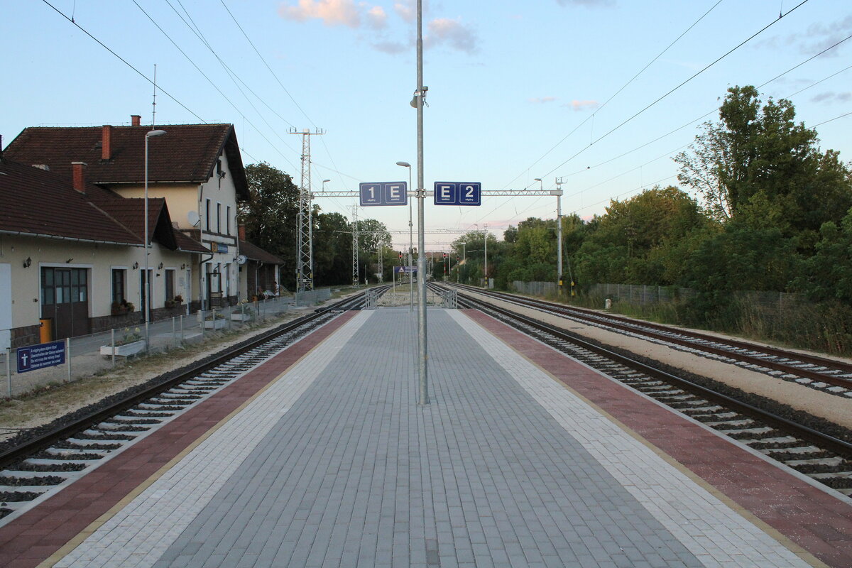 Der Mittelbahnsteig am 10.08.2022 in Balatonkenese.