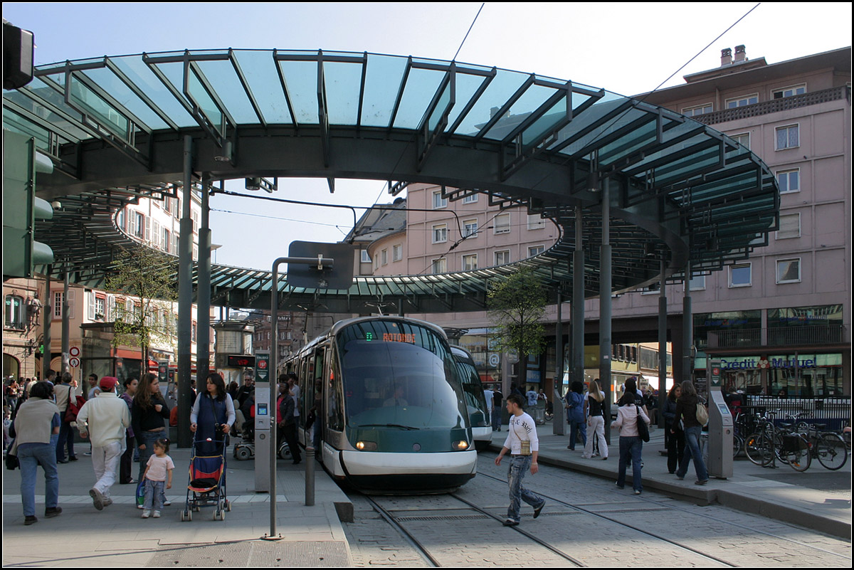 Der Mittelpunkt des Netzes -

Zentrale Haltestelle Homme de Fer im Herzen der Stadt. Hier kreuzen sich die Linien A und D (Bild) mit den Linien B und C. 

21.04.2006 (M)